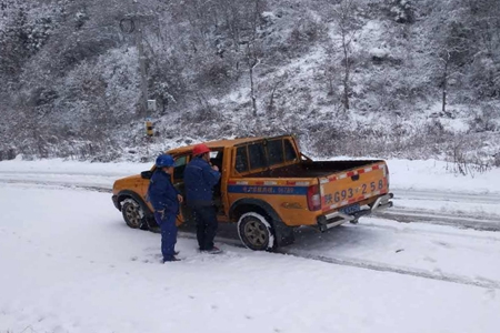 平利分公司抗击冰雪保供电