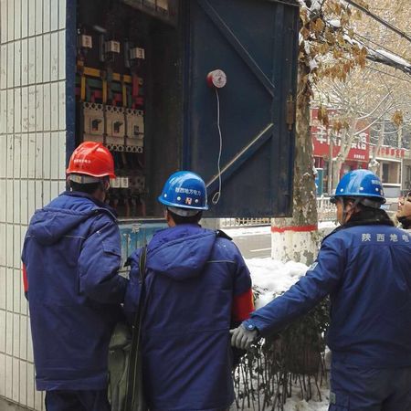 华州分公司：电力员工踩积雪 冒严寒 保供电