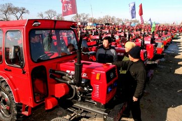 春耕来临农民踊跃购买农机 农机市场的旺季来到